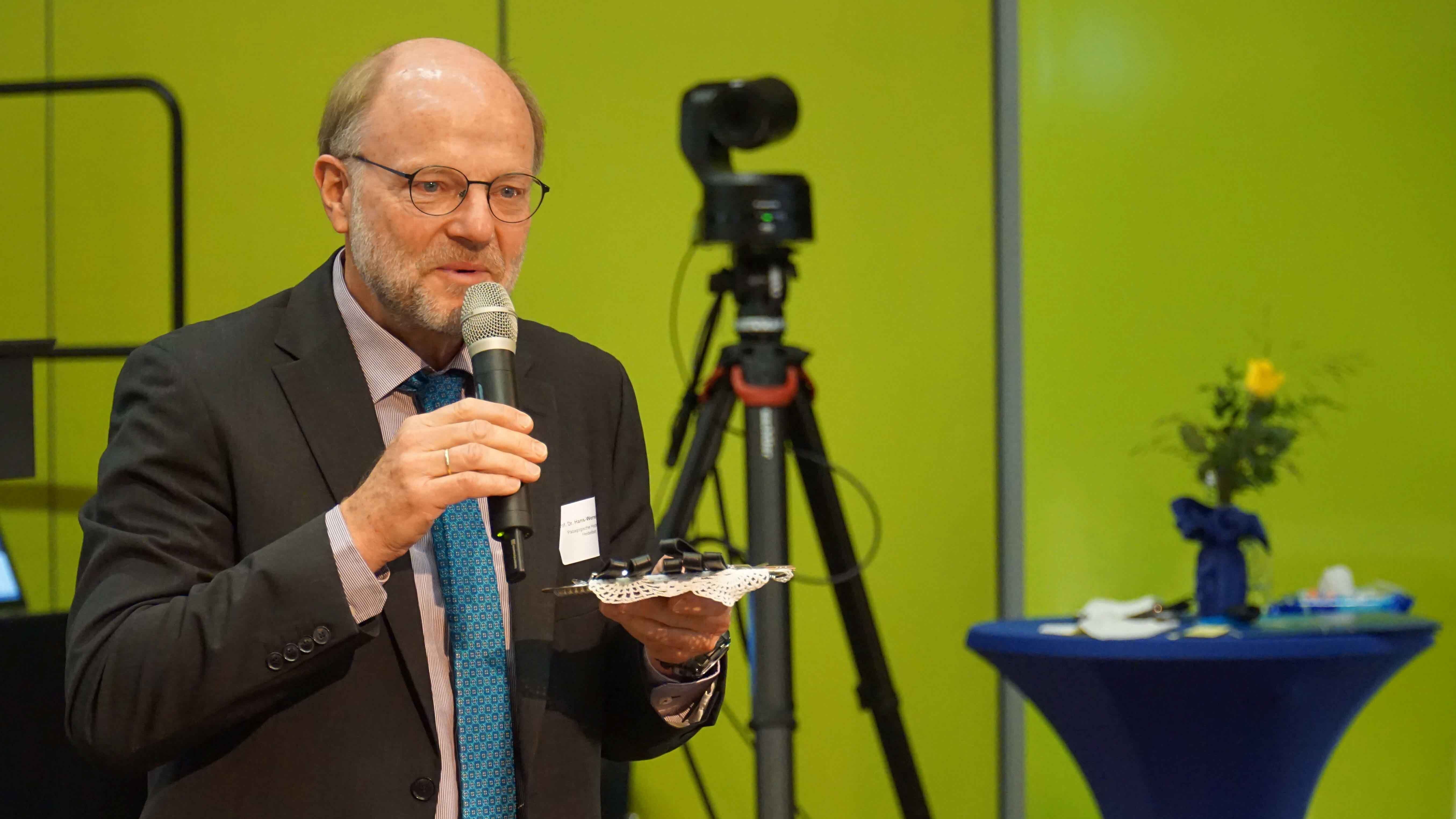 Prof. Dr. Hans-Werner Huneke hält eine Rede.