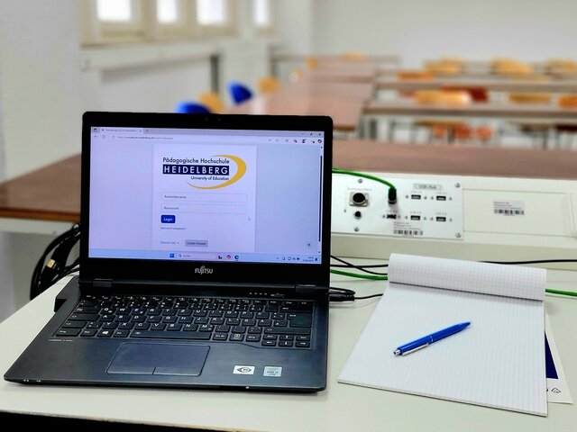 Foto eines Laptops im Seminarraum des Department Soziologie an der PH Heidelberg