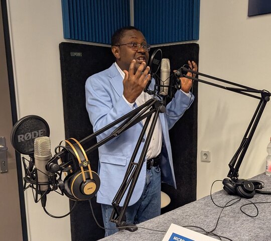 Zu sehen ist Prof. Dr. Bassey Antia im Podcast-Studio der PH Heidelberg.