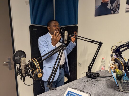 Zu sehen ist Prof. Dr. Bassey Antia im Podcast-Studio der PH Heidelberg.