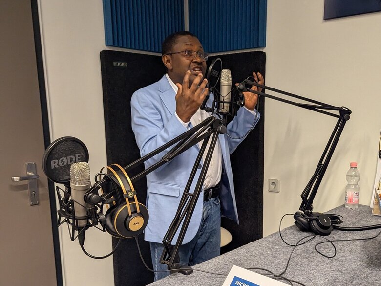 Zu sehen ist Prof. Dr. Bassey Antia im Podcast-Studio der PH Heidelberg.
