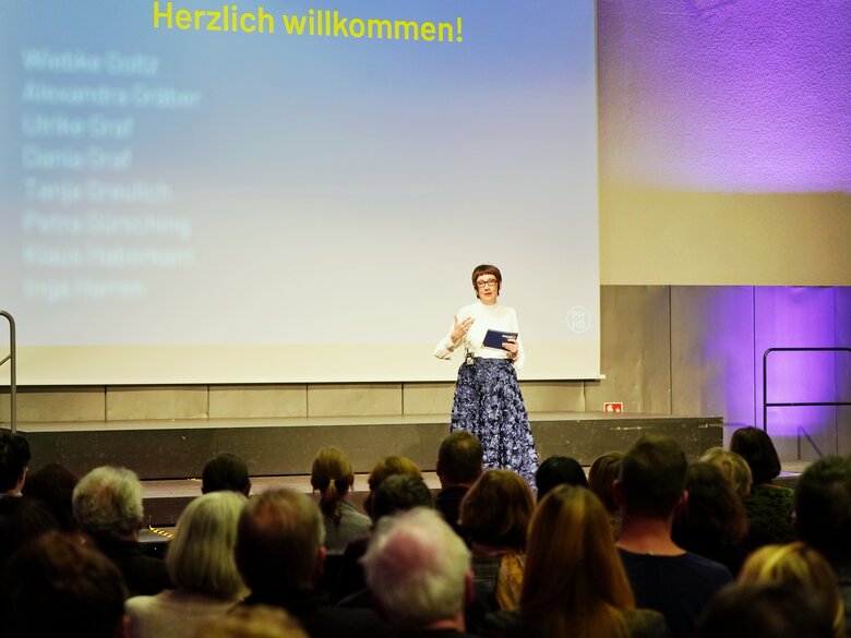 Rektorin Professorin Dr. Karin Vach begrüßt die Gäste der Soirée 2025/2026