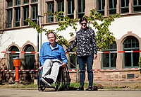 Auf dem Bild sind die Bildungsfachkräfte Thorsten Lihl und Anna Neff zu sehen. Sie stehen vor dem Altbau der Hochschule. Copyright: PH Heidelberg