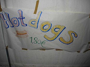 Schriftzug "Hot dogs 1,80€"