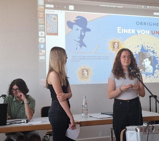 Zu sehen sind Schüler:innen bei einem Vortrag.