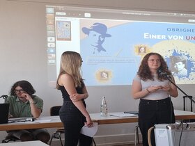 Zu sehen sind Schüler:innen bei einem Vortrag.