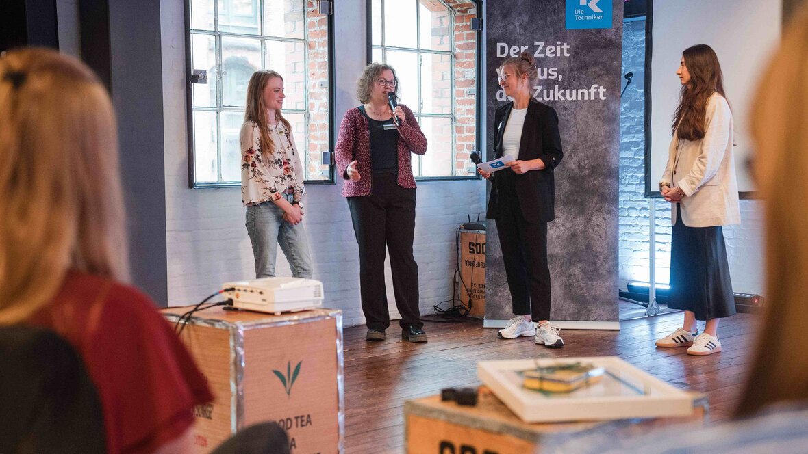 Hannah und Chiara von PHeelGood bei einer Preisverleihung