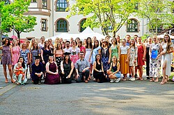 Absolvent:innen der PH Heidelberg. Diese stehen geordnet in Reihen auf dem Hof des Altbaues.