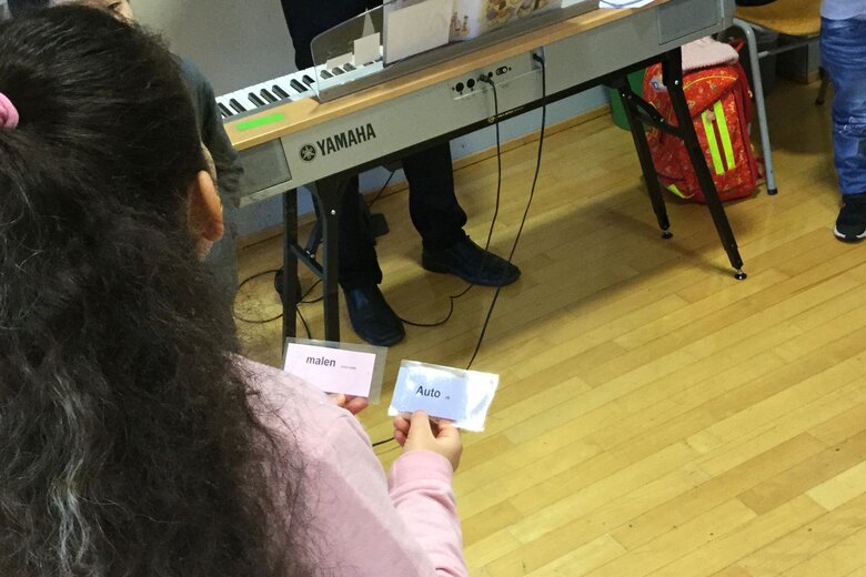 Lernbegleitung durch "Singend Deutsch lernen" - Koordinator und Foto: Hartmut Quiring