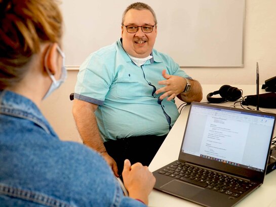 Das Foto zeigt Helmuth Pflantzer beim Interview mit Verena Loos.