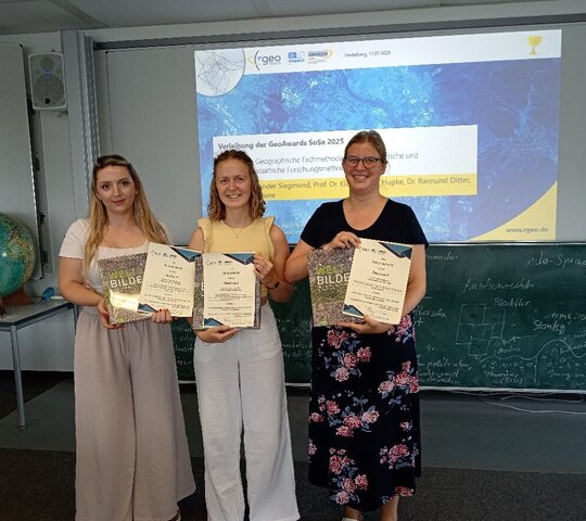 von links nach rechts: Preisträgerin Maureen Heuss, Preisträgerin Victoria Merkle, Preisträgerin Svenja Gehwald (Foto: Tobias Gehrig)
