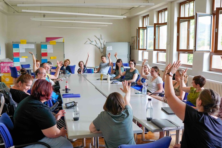 Das Bild zeigt einen Teil des AW-ZIB Teams im Senatssaal der Pädagogischen Hochschule Heidelberg. 