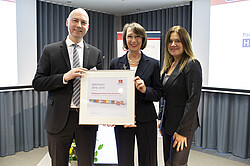 Das Foto zeigt den Generalsekretär der Hochschulrektorenkonferenz, Dr. Jens-Peter Gaul, überreichte die Urkunde in Berlin an Henrike Schön, Leiterin des Akademischen Auslandsamtes, und Anja Bast-Schneider, Geschäftsführerin des Center for International Teacher Education.