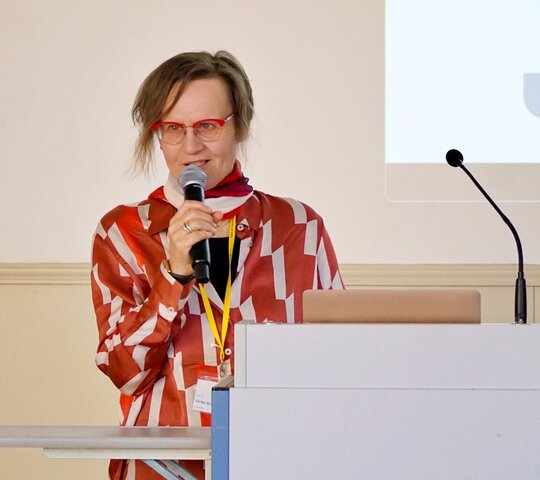 Das Foto zeigt Professorin Ulrike Graf am Rednerpult.