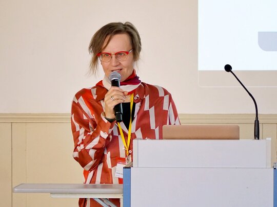 Das Foto zeigt Professorin Ulrike Graf am Rednerpult.