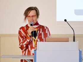 Das Foto zeigt Professorin Ulrike Graf am Rednerpult.