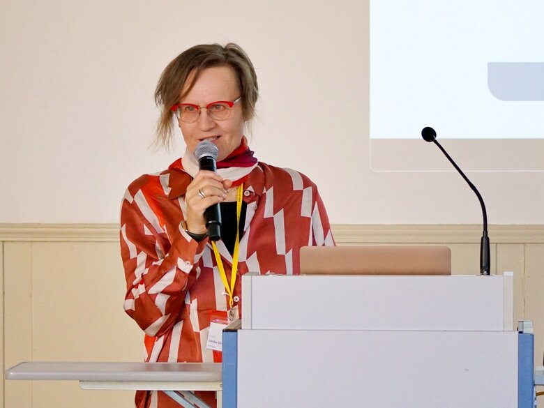 Das Foto zeigt Professorin Ulrike Graf am Rednerpult.