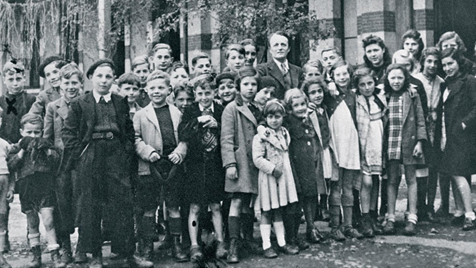 Foto von vielen Kindern und einem Mann