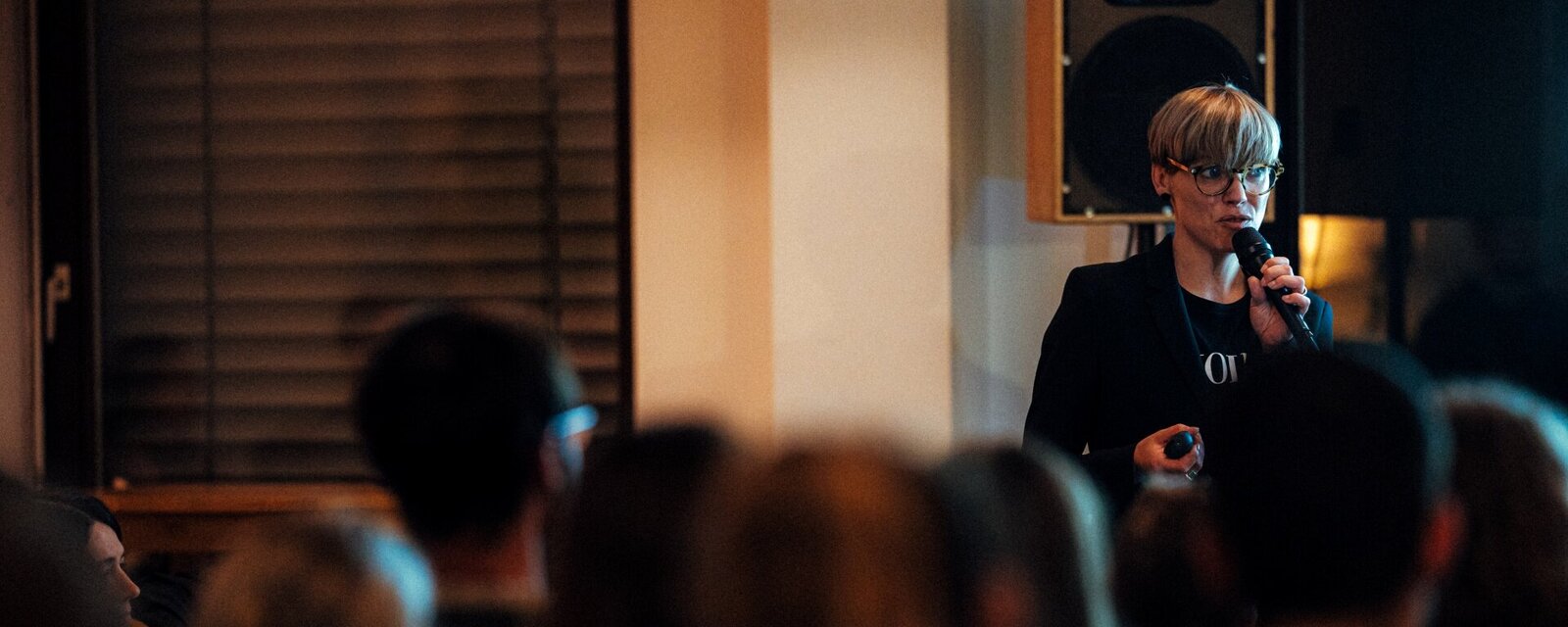 Zu sehen ist Anne Kirschner beim Science Slam der PH Heidelberg 2024.