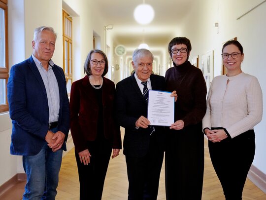 Gruppenfoto mit (von links)  Professor Karl-Heinz Dammer, Henrike Schön, Professor Carl Bossard, Professorin Karin Vach, Professorin Marita Friesen