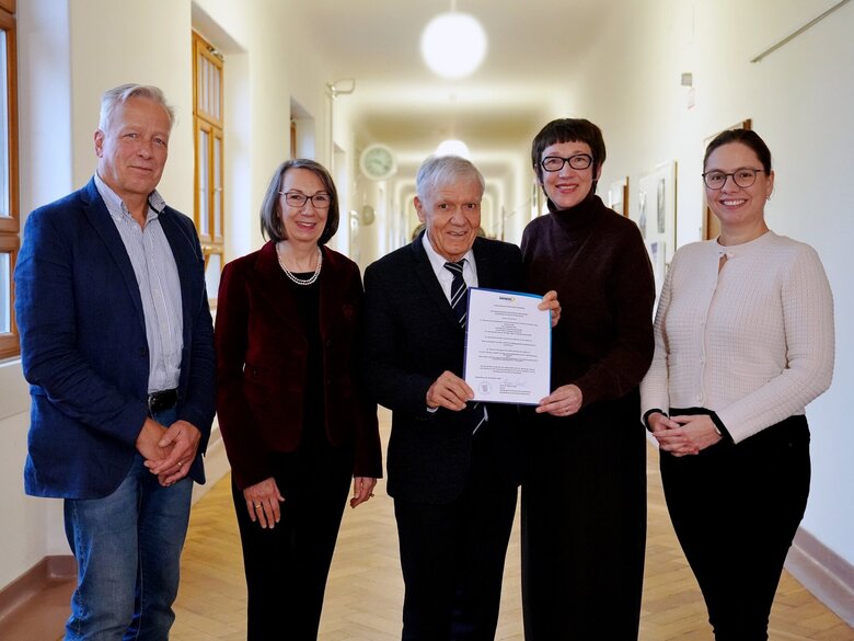 Gruppenfoto mit (von links)  Professor Karl-Heinz Dammer, Henrike Schön, Professor Carl Bossard, Professorin Karin Vach, Professorin Marita Friesen