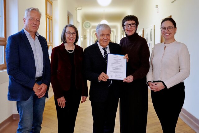 Gruppenfoto mit (von links)  Professor Karl-Heinz Dammer, Henrike Schön, Professor Carl Bossard, Professorin Karin Vach, Professorin Marita Friesen
