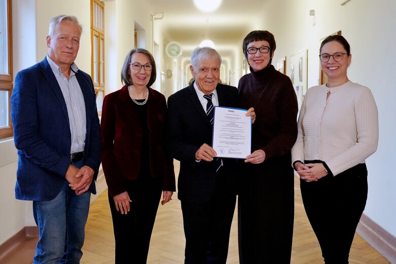 Gruppenfoto mit (von links)  Professor Karl-Heinz Dammer, Henrike Schön, Professor Carl Bossard, Professorin Karin Vach, Professorin Marita Friesen