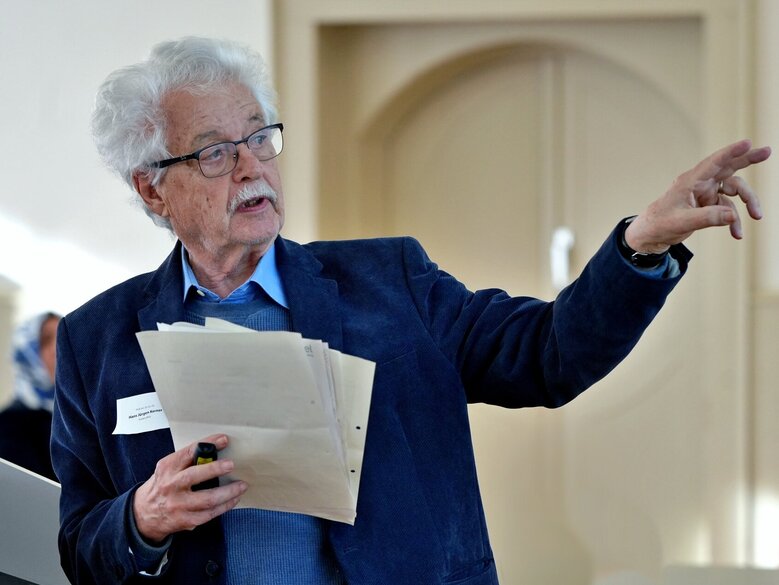 Professor Dr. Hans-Jürgen Kerner hält einen Vortrag an der PHHD