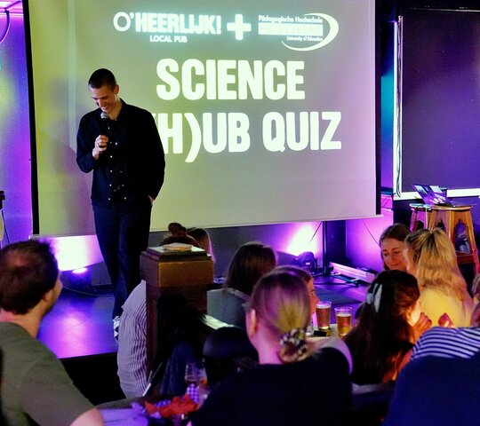 Zu sehen ist die Bühne beim Science Pub Quiz der PH Heidelberg im O'Heerlijk.
