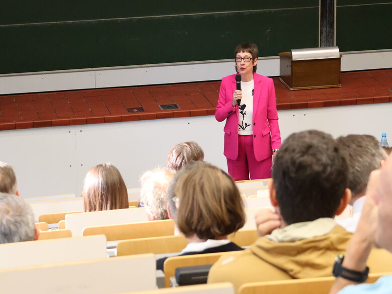 Rektorin Prof. Dr. Karin Vach spricht ein Grußwort beim Heidelberger Informatiklehrkräftetag 2026
