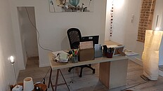 Schreibtisch mit Laptop