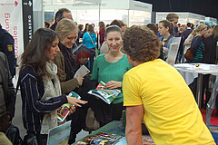 Das Bild zeigt Besucher:innen der Messe.