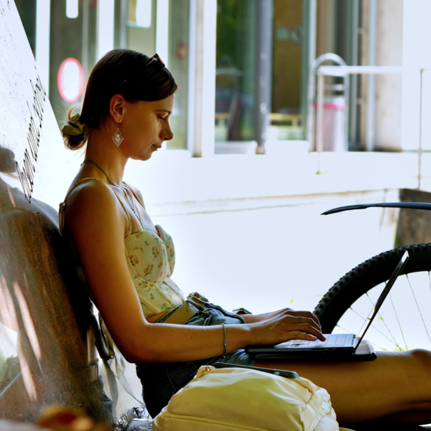 Zwei jungen Frauen sitzen vor einem Laptop.