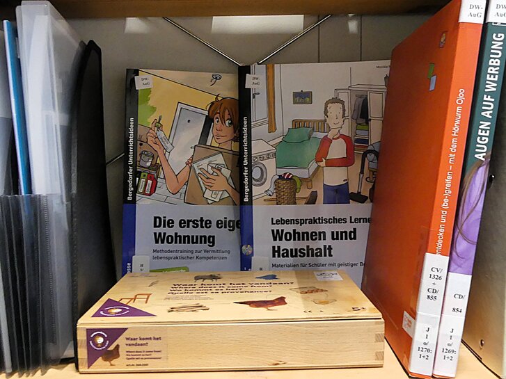 Einblicke in die DW: Einblicke in das Regal über didaktische Materialien der Verbraucherbildung  