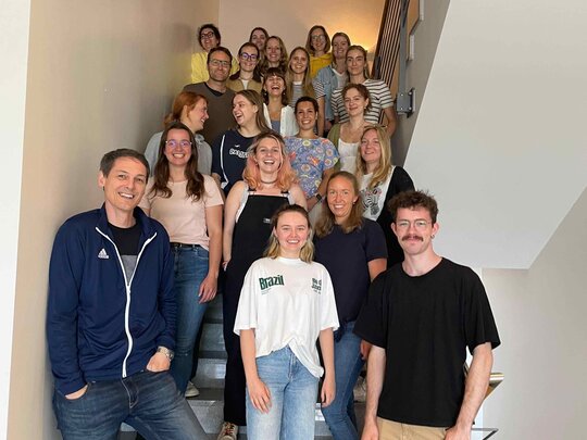 Das Bild zeigt Studierende des 6. Semesters B.A. Prävention und Gesundheitsförderung mit ihren Dozent:innen