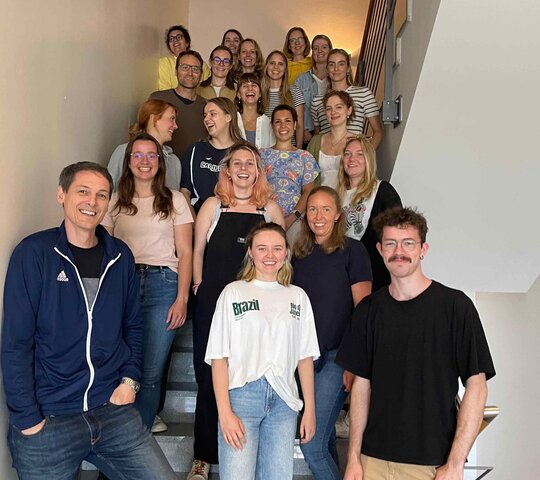 Das Bild zeigt Studierende des 6. Semesters B.A. Prävention und Gesundheitsförderung mit ihren Dozent:innen