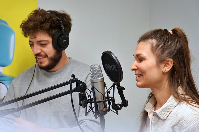Zu sehen sind Max Wetterauer und Antonia Schnura im Podcast-Studio.