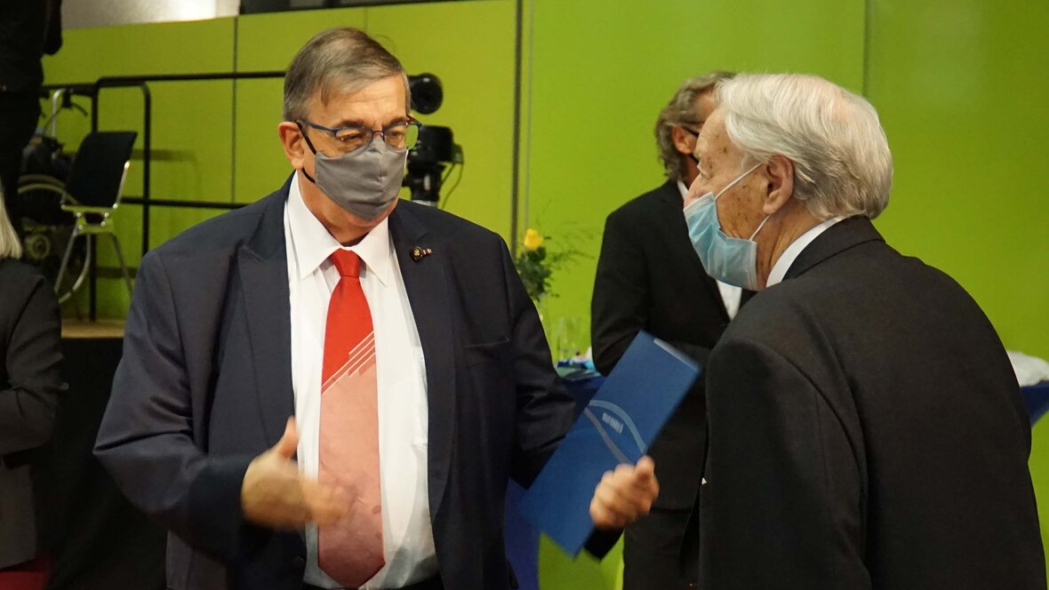 Zwei Männer sind im Gespräch.