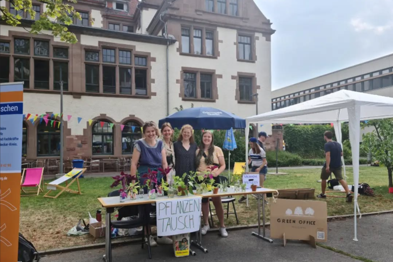 Die Mitglieder des Green Office der Pädagogischen Hochschule Heidelbergs bieten einen Stand für Pflanzentausch im Garten des Altbaus an. 