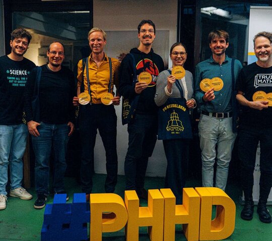 Zu sehen sind die Slammer*innen beim Science Slam der PH Heidelberg 2024.