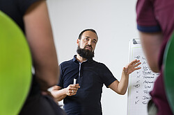 Auf dem Bild sieht man einen Mann der einen Vortrag bei dem 6. Zukunftsforums Bildungsforschung an der Pädagogischen Hochschule (PH) Weingarten hält.