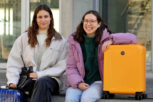 Zu sehen sind zwei Studentinnen der Pädagogischen Hochschule Heidelberg mit zwei Koffern. 