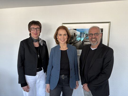 Das Foto zeigt Prof. Dr. Karin Vach, Wissenschaftsministerin Petra Olschowski und Prof. Dr. Jörg-U. Keßler
