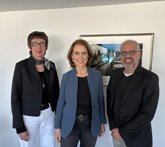 Das Foto zeigt Prof. Dr. Karin Vach, Wissenschaftsministerin Petra Olschowski und Prof. Dr. Jörg-U. Keßler