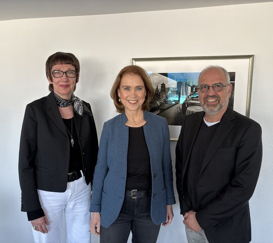 Das Foto zeigt Prof. Dr. Karin Vach, Wissenschaftsministerin Petra Olschowski und Prof. Dr. Jörg-U. Keßler