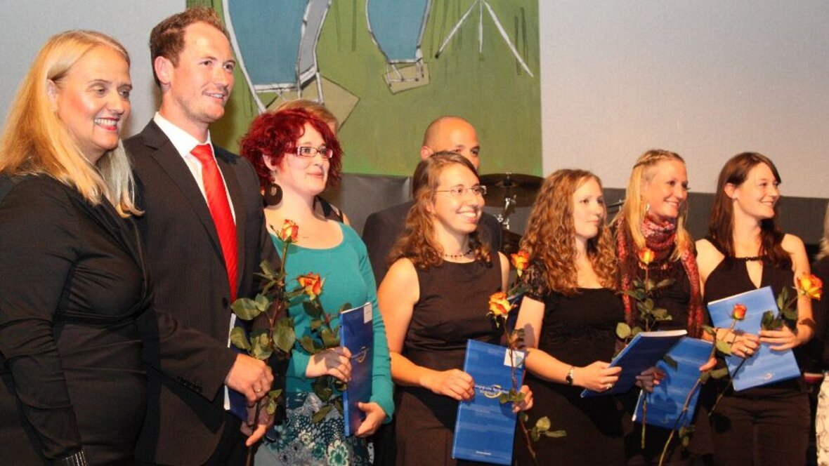 Rektorin Wellensiek mit Absolvent:innen (2011)