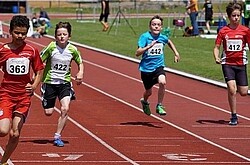 Das Foto zeigt vier Schüler bei einem Lauf. Copyright Pixabay