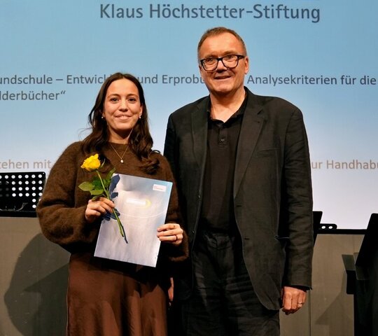 Preisträgerin Alina Schneiderberger mit Prorektor Christian Rietz