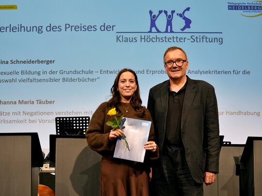 Preisträgerin Alina Schneiderberger mit Prorektor Christian Rietz