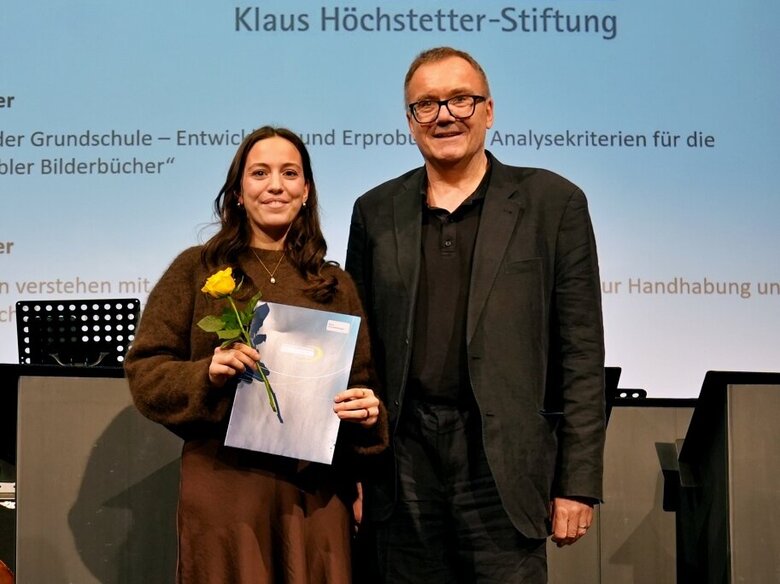 Preisträgerin Alina Schneiderberger mit Prorektor Christian Rietz